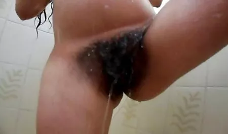 优雅的宝贝Karlie pussyfucked吸吮公鸡后