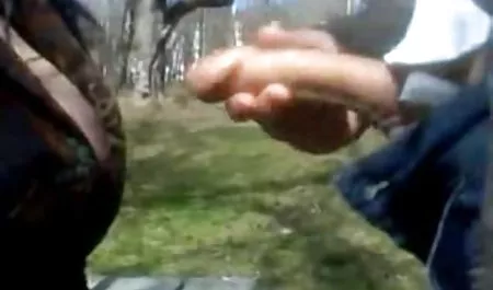 可爱的亚洲女孩尼拉吮吸迪克