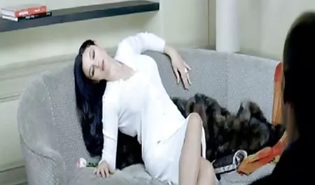 戴眼镜暨的讨厌的女孩在她的脚