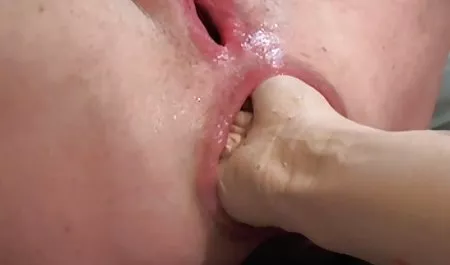 有大山雀的成熟妻子得到小狗敲打